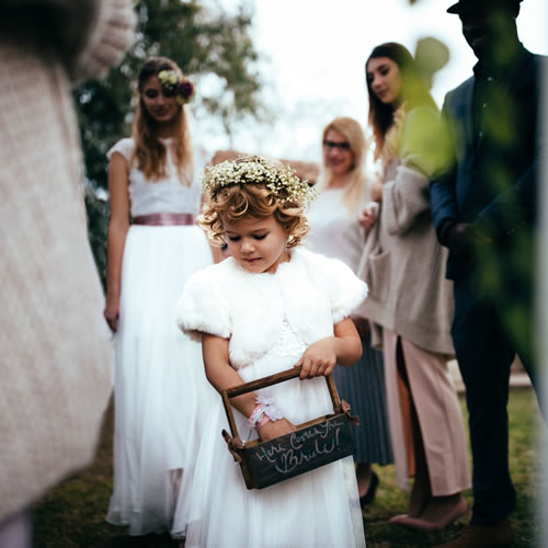 Blumenmädchen zur Hochzeit